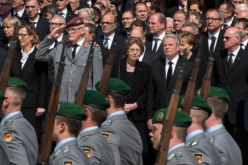 Die Tochter des ehemaligen Außenministers Hans-Dietrich Genscher, Martina Zudrop (l-r), ihr Mann Generalmajor Reinhardt Zudrop, die Witwe Barbara Genscher, Bundespräsident Joachim Gauck, Bundeskanzlerin Angela Merkel und Bundestagpräsident Norbert Lammert stehen nach dem Staatsakt vor dem ehemaligen Bundestag in Bonn.
