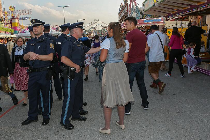 Die AZ hat die Polizisten der Wiesnwache für einen Tag begleitet: Wegerklärungen, "Kotzhügel"-Besuche, Festnahmen und einiges mehr - klicken Sie sich durch die Bilderstrecke.