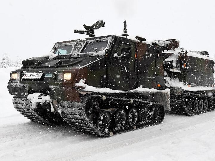 Ein Kettenfahrzeug der Bundeswehr versorgt den abgeschnittenen Berchtesgadener Ortsteil Buchenhöhe.