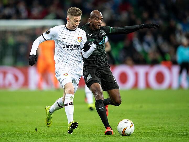 Leverkusens Mitchell Weiser (l) und Charles Kabore von FK Krasnodar kämpfen um den Ball.