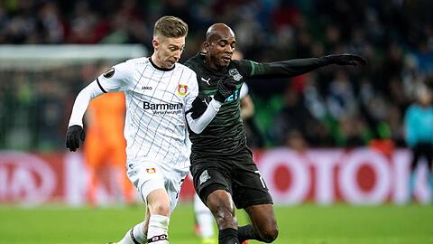 Leverkusens Mitchell Weiser (l) und Charles Kabore von FK Krasnodar kämpfen um den Ball.