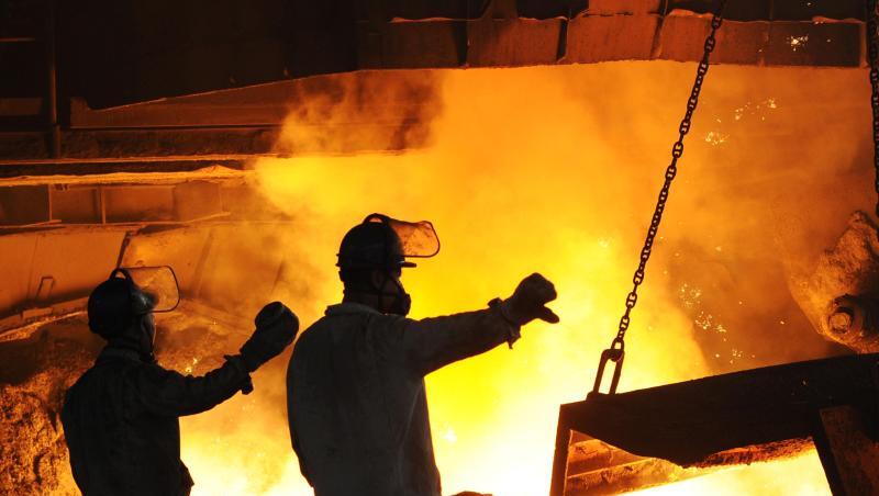 Stahlarbeiter arbeiten vor einem angestochenen Hochofen in dem staatlichen Unternehmen "Dongbei Special Steel". Stahlarbeiter arbeiten vor einem angestochenen Hochofen in dem staatlichen Unternehmen "Dongbei Special Steel".