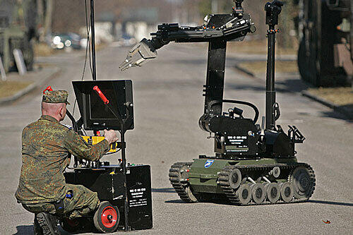Robotertechnik wird häufig militärisch eingesetzt: Dieser wird bei der Entschärfung von Sprengstoff und Bomben eingesetzt.