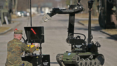 Robotertechnik wird häufig militärisch eingesetzt: Dieser wird bei der Entschärfung von Sprengstoff und Bomben eingesetzt. Robotertechnik wird häufig militärisch eingesetzt: Dieser wird bei der Entschärfung von Sprengstoff und Bomben eingesetzt.