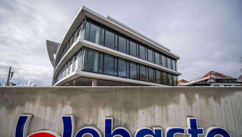 Ein Schild mit der Aufschrift "Webasto" steht vor der Firmenzentrale.