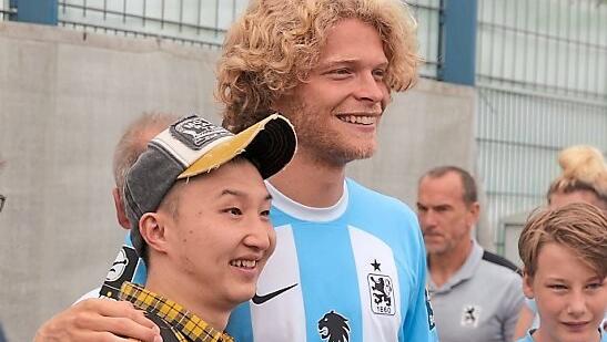 Fannähe: Löwe Jesper Verlaat mit einem Anhänger. Fannähe: Löwe Jesper Verlaat mit einem Anhänger.