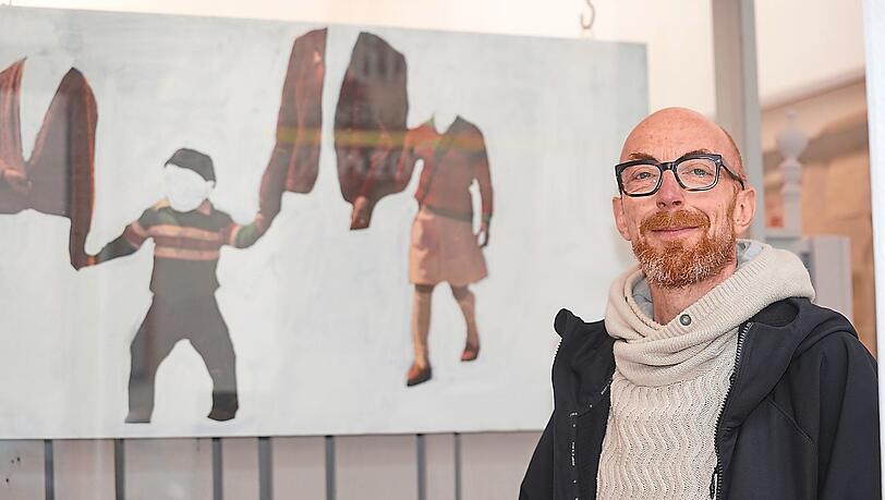 Der Münchner Künstler Andreas Familler (52) vor seinem Werk, das er in eine Ausstellung in der Pinakothek der Moderne hing. Die Geschichte ging um die Welt, jetzt stellt er in einer kleinen Galerie in Schwabing aus. Foto: Daniel von Loeper Der Münchner Künstler Andreas Familler (52) vor seinem Werk, das er in eine Ausstellung in der Pinakothek der Moderne hing. Die Geschichte ging um die Welt, jetzt stellt er in einer kleinen Galerie in Schwabing aus. Foto: Daniel von Loeper