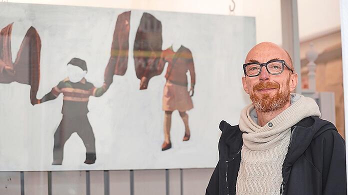 Der Münchner Künstler Andreas Familler (52) vor seinem Werk, das er in eine Ausstellung in der Pinakothek der Moderne hing. Die Geschichte ging um die Welt, jetzt stellt er in einer kleinen Galerie in Schwabing aus.  Foto: Daniel von Loeper