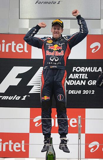 Geht vor Freude in die Luft: Formel-1-Fahrer Sebastian Vettel nach seinem Sieg beim Großen Preis von Indien.