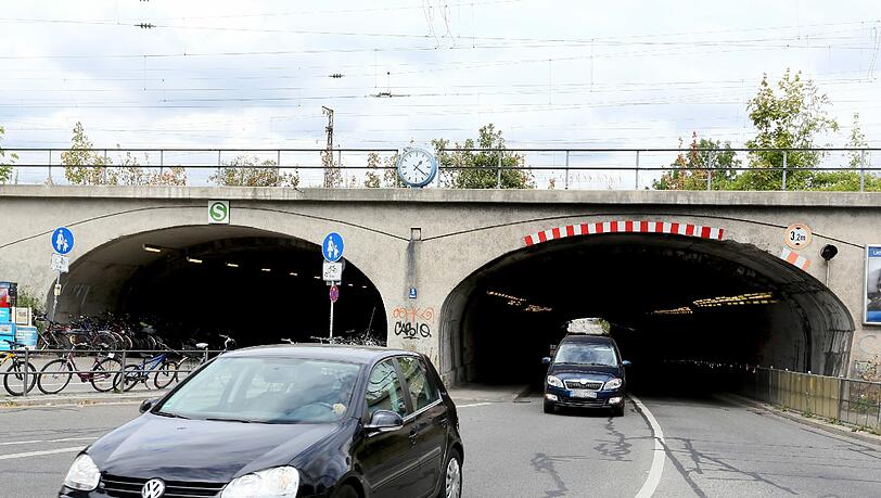 Die Laimer Unterführung ist wegen Bauarbeiten für die nächsten Wochen dicht. Nur Fußgänger und Radfahrer können sie passieren. Die Laimer Unterführung ist wegen Bauarbeiten für die nächsten Wochen dicht. Nur Fußgänger und Radfahrer können sie passieren.