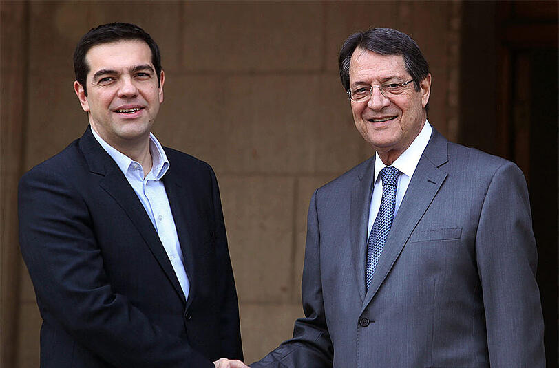 Alexis Tsipras (l.) zusammen mit dem zyprischen Präsidenten Nikos Anastasiades in Nikosia. Nächstes Ziel: Italien und Regierungschef Matteo Renzi.