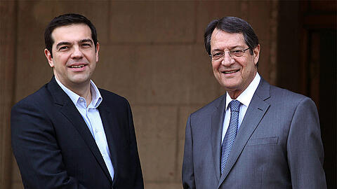 Alexis Tsipras (l.) zusammen mit dem zyprischen Präsidenten Nikos Anastasiades in Nikosia. Nächstes Ziel: Italien und Regierungschef Matteo Renzi.