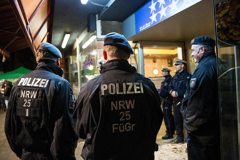 Am Samstagabend haben mehrere Hundert Polizisten im Düsseldorfer Nordafrikaner-Viertel Maghreb mehr als sechs Stunden lang Personen kontrolliert und Räume durchsucht.
