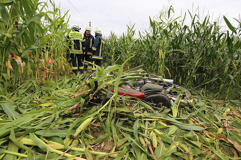 Beim Versuch dem entgegenkommenden Auto auszuweichen, touchierte der Motorradfahrer das Auto, stürzte in ein Maisfeld und verletzte sich schwer.