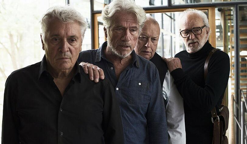 Man mag sie verächtlich "die Olsen-Bande" nennen, aber sie sind schwer auf Zack: Hier nehmen Jochen Falk (Henry Hübchen, links), Locke, der Logistiker (Thomas Thieme, zweiter von links) und Jacky, der Techniker (Michael Gwisdek, rechts), ihren Ex-Feind Kern vom BND (Jürgen Prochnow) in die Mitte.