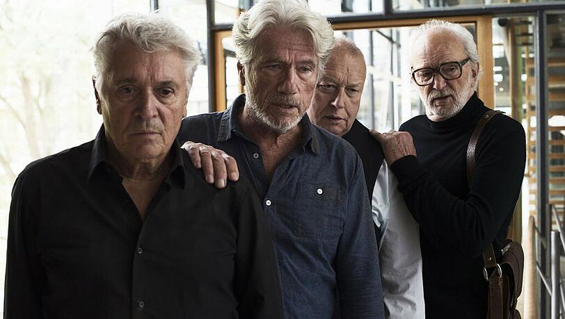 Man mag sie verächtlich "die Olsen-Bande" nennen, aber sie sind schwer auf Zack: Hier nehmen Jochen Falk (Henry Hübchen, links), Locke, der Logistiker (Thomas Thieme, zweiter von links) und Jacky, der Techniker (Michael Gwisdek, rechts), ihren Ex-Feind Kern vom BND (Jürgen Prochnow) in die Mitte.