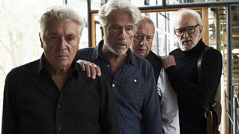 Man mag sie verächtlich "die Olsen-Bande" nennen, aber sie sind schwer auf Zack: Hier nehmen Jochen Falk (Henry Hübchen, links), Locke, der Logistiker (Thomas Thieme, zweiter von links) und Jacky, der Techniker (Michael Gwisdek, rechts), ihren Ex-Feind Kern vom BND (Jürgen Prochnow) in die Mitte.