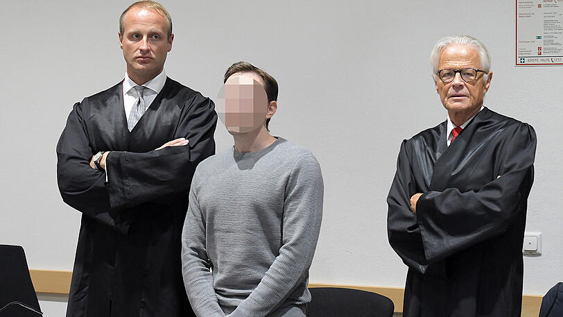 Waldemar N. zwischen seinen Verteidigern Hansjörg Schmid (l) und Walter Rubach. Er soll seine beiden Nachbarinnen umgebracht haben, um mit den Bankkarten des lesbischen Paares Geld abheben zu können.