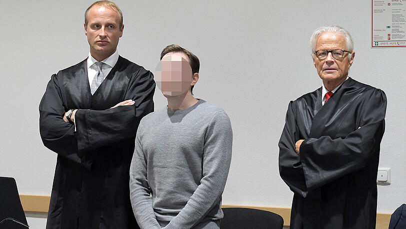 Waldemar N. zwischen seinen Verteidigern Hansjörg Schmid (l) und Walter Rubach. Er soll seine beiden Nachbarinnen umgebracht haben, um mit den Bankkarten des lesbischen Paares Geld abheben zu können. Waldemar N. zwischen seinen Verteidigern Hansjörg Schmid (l) und Walter Rubach. Er soll seine beiden Nachbarinnen umgebracht haben, um mit den Bankkarten des lesbischen Paares Geld abheben zu können.