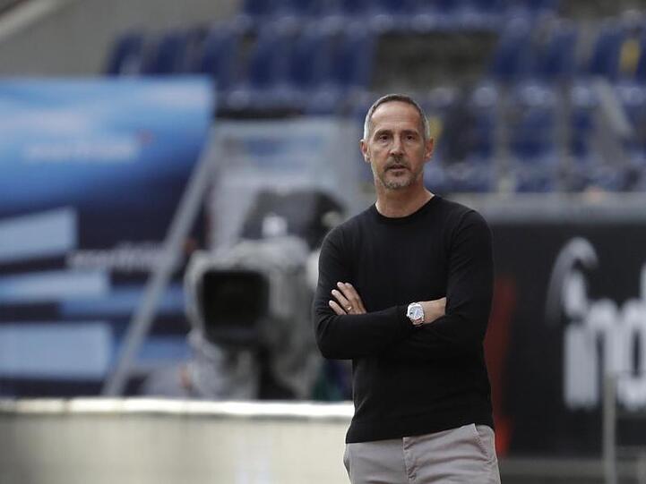 Trainer Adi Hütter von Frankfurt steht während des Spiels am Spielfeldrand. Foto: Michael Probst/AP-Pool/dpa