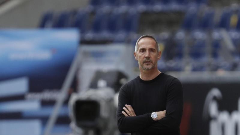 Trainer Adi Hütter von Frankfurt steht während des Spiels am Spielfeldrand. Foto: Michael Probst/AP-Pool/dpa Trainer Adi Hütter von Frankfurt steht während des Spiels am Spielfeldrand. Foto: Michael Probst/AP-Pool/dpa
