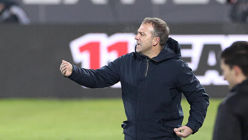 Trotz des Sieges bemängelte Trainer Hansi Flick die Leistung seiner Mannschaft beim FC Augsburg.