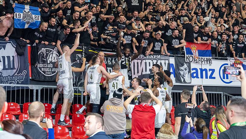 Schwarzer Block im Audi Dome: Die Belgrad-Spieler mit ihren Anhängern.