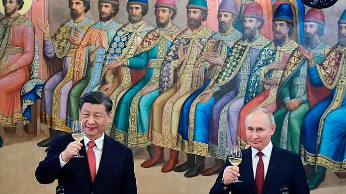Russlands Präsident Wladimir Putin (r) und der chinesische Staatschef Xi Jinping während ihres Abendessens im Kreml.