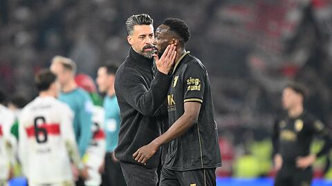 Wieder nichts: Augsburgs Trainer Wagner versucht den Verteidiger Matsima zu trösten. Wieder nichts: Augsburgs Trainer Wagner versucht den Verteidiger Matsima zu trösten.