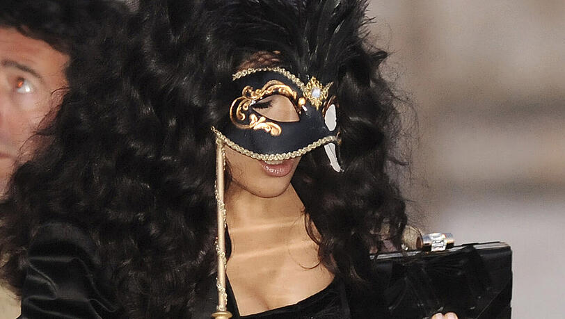 Mit einer Maske bedeckt Braut Salma Hayek ihr Gesicht. Nur die Locken verraten sie. Mit einer Maske bedeckt Braut Salma Hayek ihr Gesicht. Nur die Locken verraten sie.