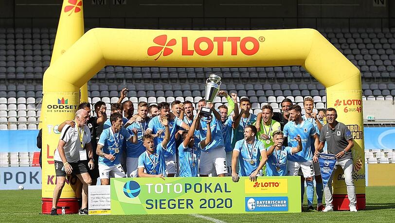 Da ist das Ding: Sechzig um Trainer K&ouml;llner (rechts) holt 2020 zum bisher einzigen Mal den Totopokal.