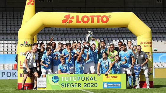 Da ist das Ding: Sechzig um Trainer K&ouml;llner (rechts) holt 2020 zum bisher einzigen Mal den Totopokal.