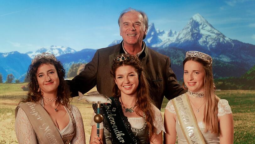 Josef Gehrling (Wolfgang Fierek) und die Altöttinger Mehlkönigin (Corinna Blädel, links), die Tirschenreuther Teichnixe (Franziska Wagner, Mitte) und die Gunzenhausener Krautkönigin (Corinna Grimmeißen) im Werbefilm des bayerischen Produktköniginnen-Tages. Josef Gehrling (Wolfgang Fierek) und die Altöttinger Mehlkönigin (Corinna Blädel, links), die Tirschenreuther Teichnixe (Franziska Wagner, Mitte) und die Gunzenhausener Krautkönigin (Corinna Grimmeißen) im Werbefilm des bayerischen Produktköniginnen-Tages.