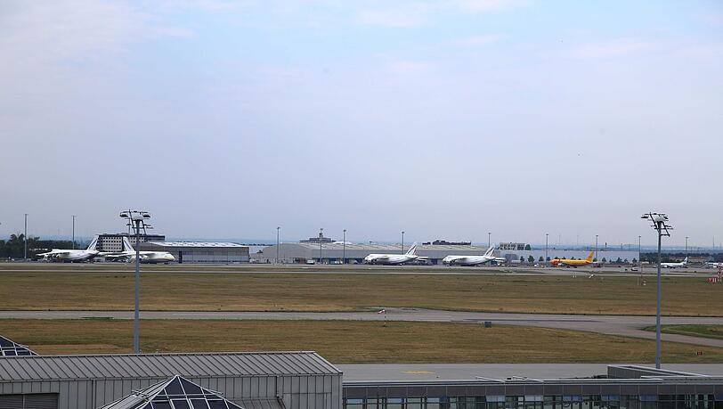 Am Flughafen Leipzig/Halle hat die Polizei eine verdächtige Drohne sichergestellt. Am Flughafen Leipzig/Halle hat die Polizei eine verdächtige Drohne sichergestellt.