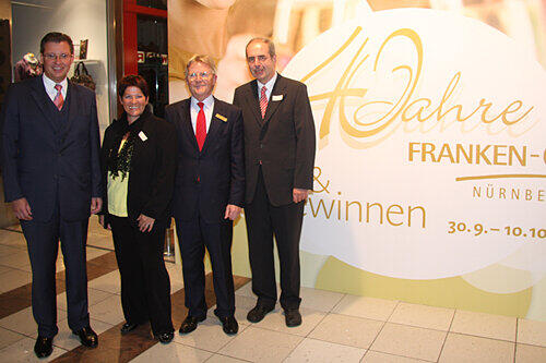 Nürnbergs Wirtschaftsreferent Roland Fleck (li.) und Regierungspräsident Thomas Bauer (re.) gratulierten Center-Manager Helmut Hantke und dessen Ehefrau Cora von Ow zum Center-Geburtstag.