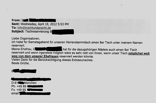"Es wäre sehr nett von Ihnen, wenn unser Tisch möglichst weit weg von dem unserer Ehefrauen reserviert werden könnte" &ndash; schrieb er in einer Mail an den Veranstalter der "Tracht und Pracht"-Party.