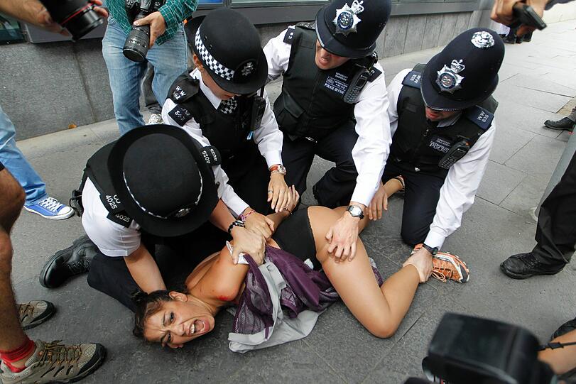 Nackte Tatsachen: Gewohnt freizügig protestierten Anhänger der feministischen Organisation Femen in London während Olympia - diesmal gegen islamistische Regimes und deren Unterstützung durch das olympische Kommitee. Da hatte die englische Polizei alle Hände voll zu tun.