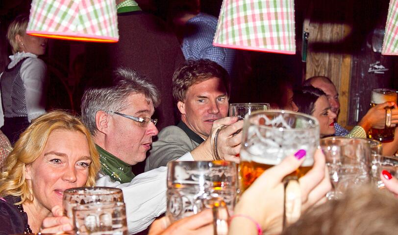 Der Unternehmer Carsten Maschmeyer stößt mit seinen Tischnachbarn an.