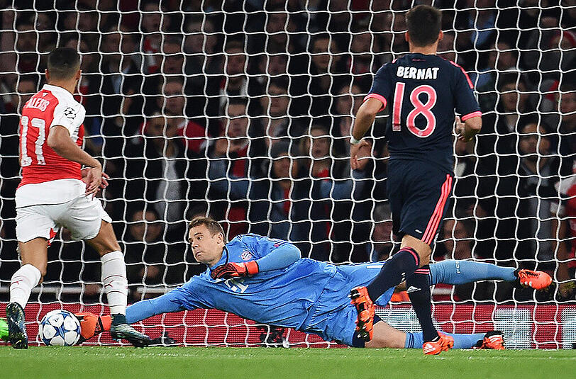 Bayern-Keeper Manuel Neuer rettet nach einem Schuss von Arsenal-Profi Theo Walcott (nicht im Bild) - links Alexis Sanchez, rechts Juan Bernat.
