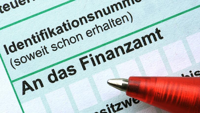 Das soll künftig einfacher werden: Die Bürger brauchen künftig bei einer elektronischen Steuererklärung dem Finanzamt in der Regel keine Belege mehr vorzulegen. Das soll künftig einfacher werden: Die Bürger brauchen künftig bei einer elektronischen Steuererklärung dem Finanzamt in der Regel keine Belege mehr vorzulegen.