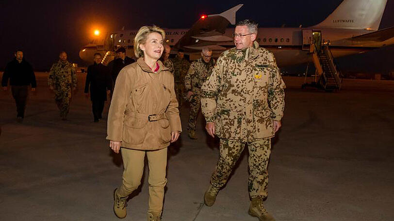 Bundesverteidigungsministerin Ursula von der Leyen und Brigadegeneral Andre Bodemann im Camp Marmal in Masar-i-Scharif.