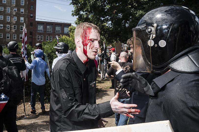 Gewalteskalation zwischen Rechten und Gegendemonstranten in den USA. Die Bilder.
