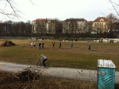 Ein paar Dixi-Klos gibt es an der Isar, wie hier an der Wittelsbacherbrücke in Untergiesing.