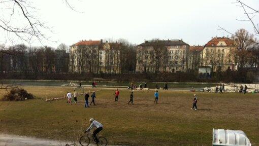 Ein paar Dixi-Klos gibt es an der Isar, wie hier an der Wittelsbacherbrücke in Untergiesing. Ein paar Dixi-Klos gibt es an der Isar, wie hier an der Wittelsbacherbrücke in Untergiesing.