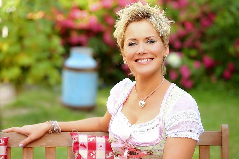 Moderatorin Inka Bause ist auch in diesem Herbst im Auftrag der Liebe für RTL unterwegs. In der 9. Staffel der Erfogs-Kuppelshow "Bauer sucht Frau" bringt sie einsame Herzen zusammen.