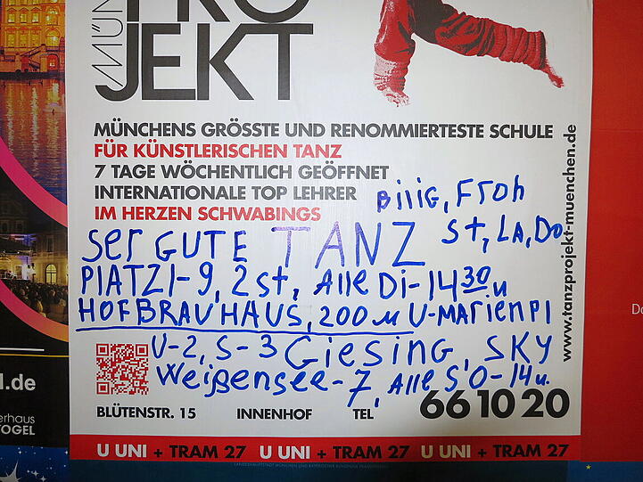 Statt eigener Plakatwerbung hat in Neuperlach jemand eine bestehende Werbung für seine Zwecke genutzt.