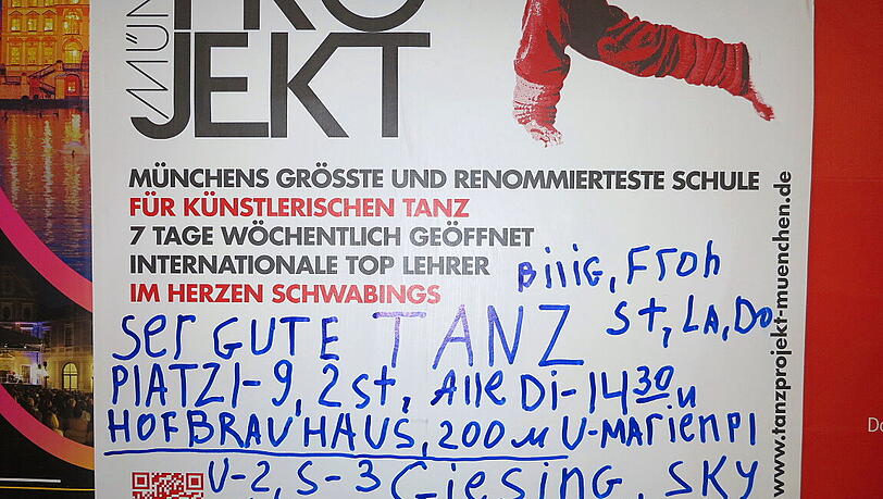 Statt eigener Plakatwerbung hat in Neuperlach jemand eine bestehende Werbung für seine Zwecke genutzt. Statt eigener Plakatwerbung hat in Neuperlach jemand eine bestehende Werbung für seine Zwecke genutzt.