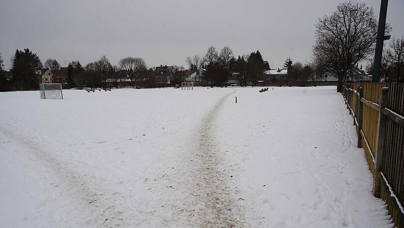 Die Unnützwiese bietet im Sommer Platz zum Fußballspielen und Erholen. Auf einem Teil davon werden Wohnhäuser entstehen (siehe kleines Bild). Anwohner sperren sich dagegen.