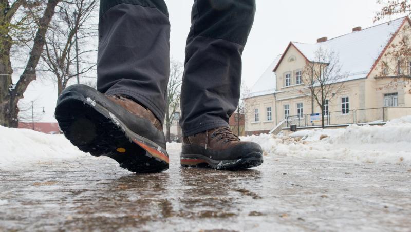 Ein Mann geht auf einem vereisten Gehweg. Foto: Patrick Pleul/Archiv Ein Mann geht auf einem vereisten Gehweg. Foto: Patrick Pleul/Archiv