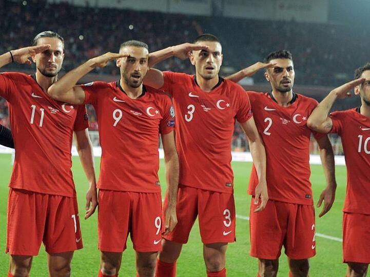 Jubel mit Folgen: Die Türkei-Spieler beim Sieg gegen Albanien.